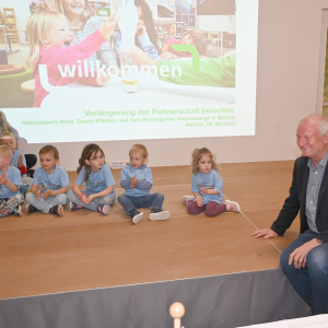 Kindergartenkinder gemeinsam mit Bgm. G&uuml;nther Novak bei der feierlichen Unterzeichnung der Vertragsverl&auml;ngerung.