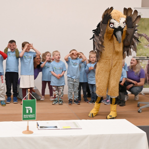 Kindergartenkinder mit &bdquo;B&auml;rbl Bartgeier&ldquo; bei der Verl&auml;ngerung der Partnerschaft im BIOS Nationalparkzentrum Mallnitz.
