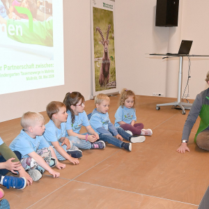Kindergartenkinder gemeinsam mit Nationalparkdirektorin Barbara Pucker bei der feierlichen Unterzeichnung der Vertragsverl&auml;ngerung.
