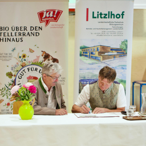 Mit ihrer Unterschrift besiegelten Direktor Alois Lackner (LFS Litzlhof) und Direktor-Stellvertreter Johann Keuschnig (Nationalpark Hohe Tauern) die neue Partnerschaft.