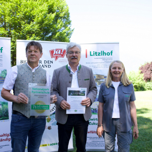 Nach der feierlichen Unterzeichnung der Partnerschaft: Direktorin-Stellvertreter Johann Keuschnig (Nationalpark Hohe Tauern), Direktor Alois Lackner (LFS Litzlhof) und Nationalpark Rangerin Gabriele Golger-Oberwinkler.