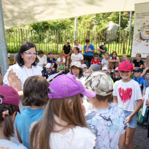 Ein besonderer H&ouml;hepunkt war die feierliche &Uuml;berreichung der Urkunden an die Sch&uuml;ler:innen durch Nationalparkreferentin Marika Lagger-P&ouml;llinger im Outdoor-Klassenzimmer des Nationalparks.