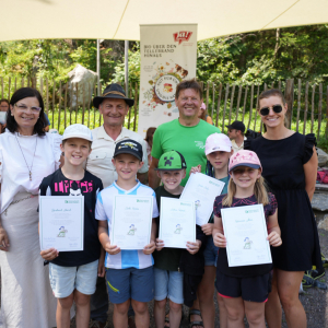 Ein besonderer H&ouml;hepunkt war die feierliche &Uuml;berreichung der Urkunden an die Sch&uuml;ler:innen durch Nationalparkreferentin Marika Lagger-P&ouml;llinger im Outdoor-Klassenzimmer des Nationalparks.