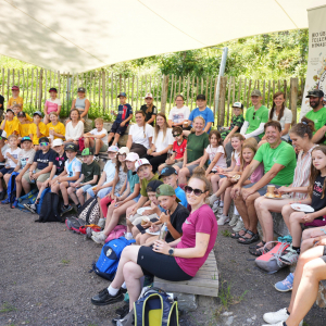 Strahlende Gesichter beim gemeinsamen Abschluss des Partnerschulprogramms im Nationalpark mit Nationalparkreferentin Marika Lagger-P&ouml;llinger.
