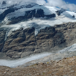 Blick von oben auf den Hufeisenbruch und die letzte Eisverbindung zur Pasterzenzunge im September 2025. Foto: &Ouml;AV Gletschermessdienst/Andreas Kellerer-Pirklbauer