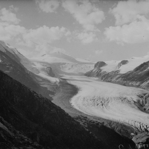 Eindrucksvolle Frontalansicht aus s&uuml;d&ouml;stlicher Richtung (Viktor-Paschinger-Weg) auf Gro&szlig;glockner, Pasterze und Johannisberg auf einem Foto aus den 1920er Jahren. Quelle: Laternbildsammlung des &Ouml;sterreichischen Alpenvereins