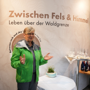 Barbara Pucker er&ouml;ffnet die Ausstellung &bdquo;Zwischen Fels und Himmel. Leben &uuml;ber der Waldgrenze&ldquo;.