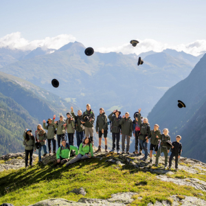 Natur entdecken, Abenteuer erleben und Ranger:innen-Wissen sammeln: 15 Jugendliche tauchten zwei Wochen lang in den Nationalpark Hohe Tauern ein und meisterten gemeinsam spannende Herausforderungen.