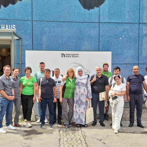 Delegation aus Tadschikistan vor dem Nationalparkhaus in Matrei. Bildmitte: Die erste Rangerin &Ouml;sterreichs Ruth Bstieler und die einzige Rangerin Tadschikistans Safarbi Davlatova.