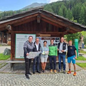 Naturschutzlandesrat Ren&eacute; Zumtobel, Obmann TVB Osttirol Franz Theurl, stellv. Schriftf&uuml;hrerin Sektion St. P&ouml;lten Monika Bartusch, Nationalpark-Direktor Florian Jurgeit, Tauernhaus-Wirt Andreas Brugger, Wirt St. P&ouml;ltner H&uuml;tte Reinhold Hofmann  (v. l.)