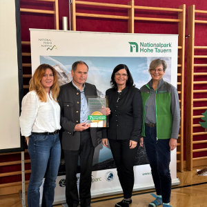 Bei der Unterzeichnung der Kooperation im Pfarrkindergarten Gro&szlig;kirchheim: Kindergartenleiterin Sabrina Kaponig, B&uuml;rgermeister Peter Suntinger, Nationalparkreferentin Marika Lagger-P&ouml;llinger und Nationalparkdirektorin Barbara Pucker.