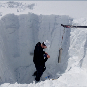 Gletschermessung am Mullwitzees anhand einer ausgehobenen Grube in der Schneedecke. c A. Fischer